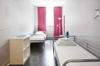 Хостелы Dream Hostel & Hotel Tampere Тампере Двухместный номер с 2 отдельными кроватями и общей ванной комнатой-1